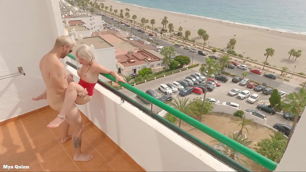 Sex auf dem Balkon, Blick auf den Strand, Blowjob im Freien, Sperma auf den Titten